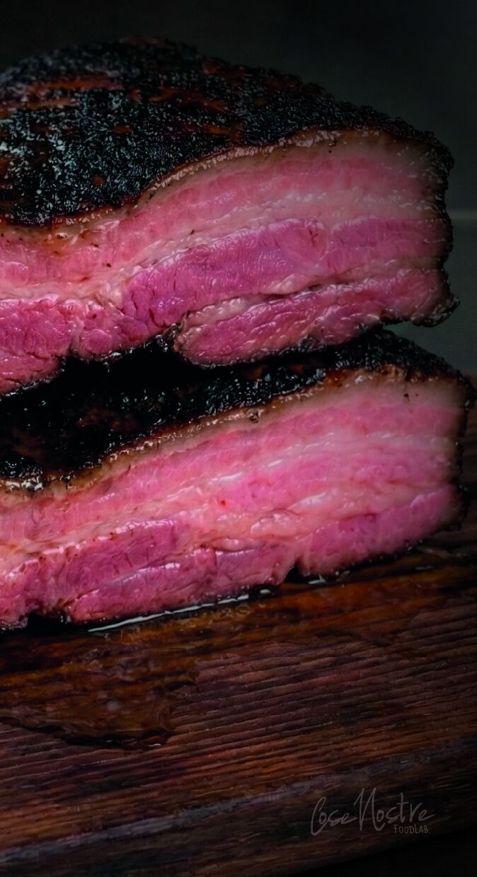 Bacon brisket affettato su tagliere di legno