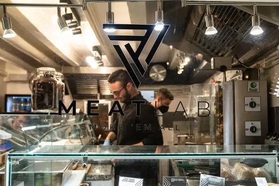 Il bancone di Atled Meat Lab a Venezia, con il logo Meatlab Smoke 'em all sulla vetrina