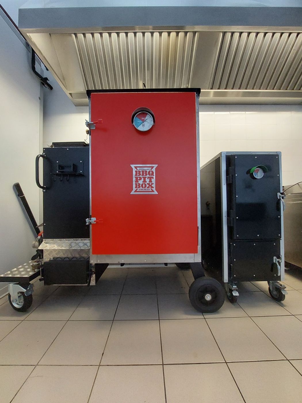 Lo smoker gravity feed BBQ Pit Box con lo sportello rosso, in laboratorio