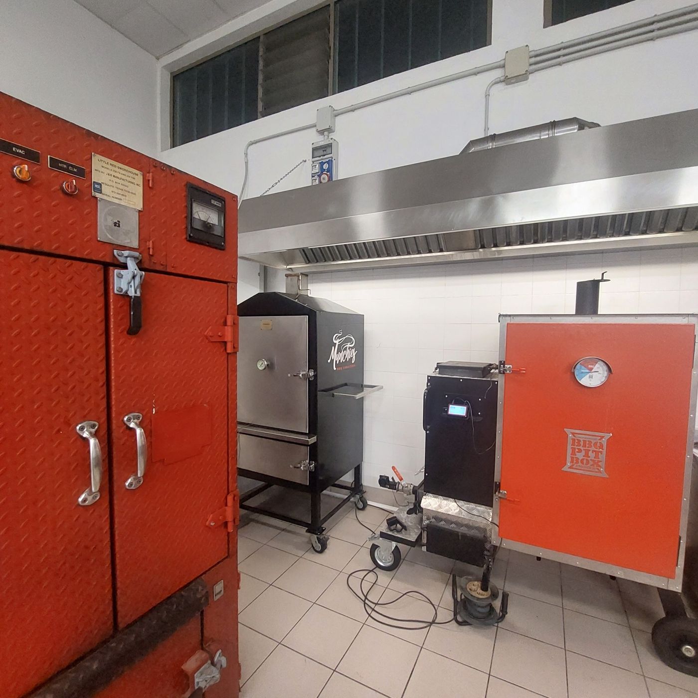 Il J&R Little Red Smokehouse restaurato nel laboratorio di Cose Nostre Food Lab, accanto agli altri affumicatori