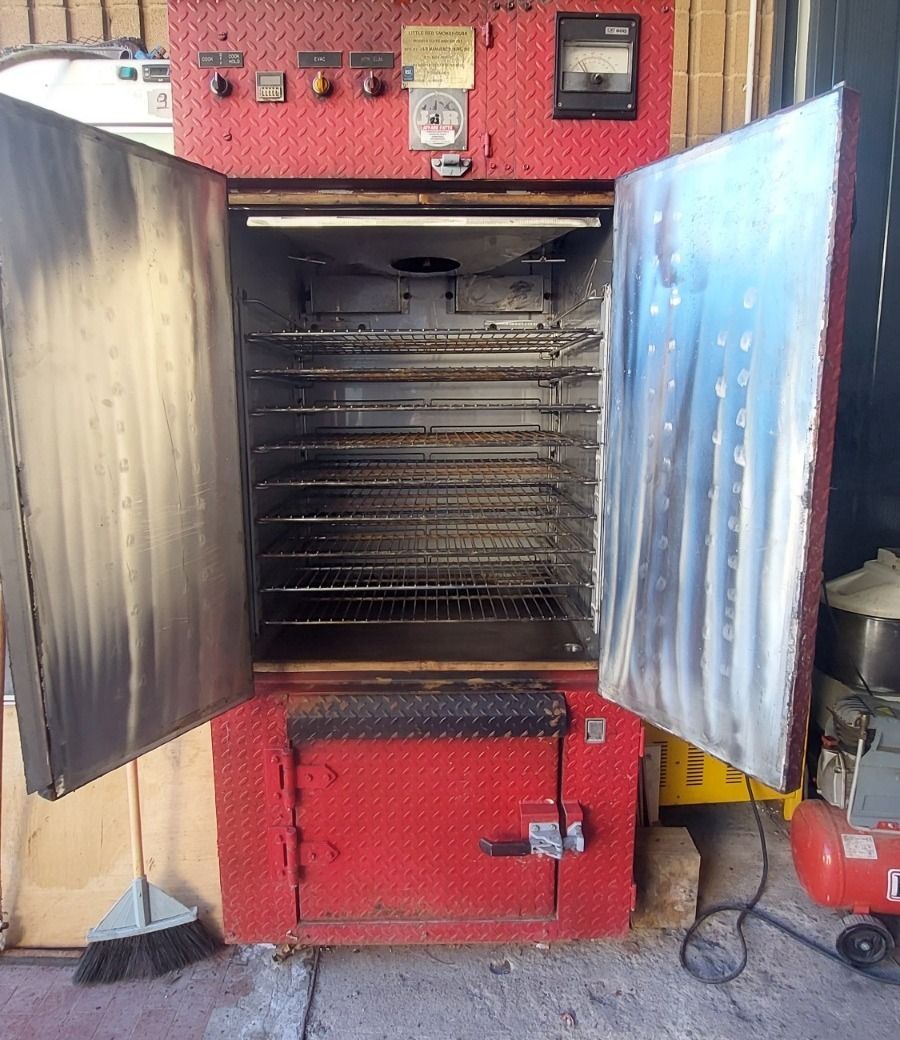 Lo smoker J&R Little Red Smokehouse con le porte aperte, prima del restauro