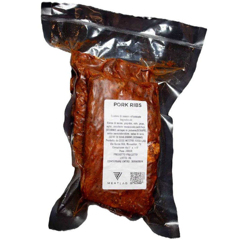 Confezione sottovuoto di pork ribs affumicate a marchio Meatlab, prodotte da Cose Nostre Food Lab