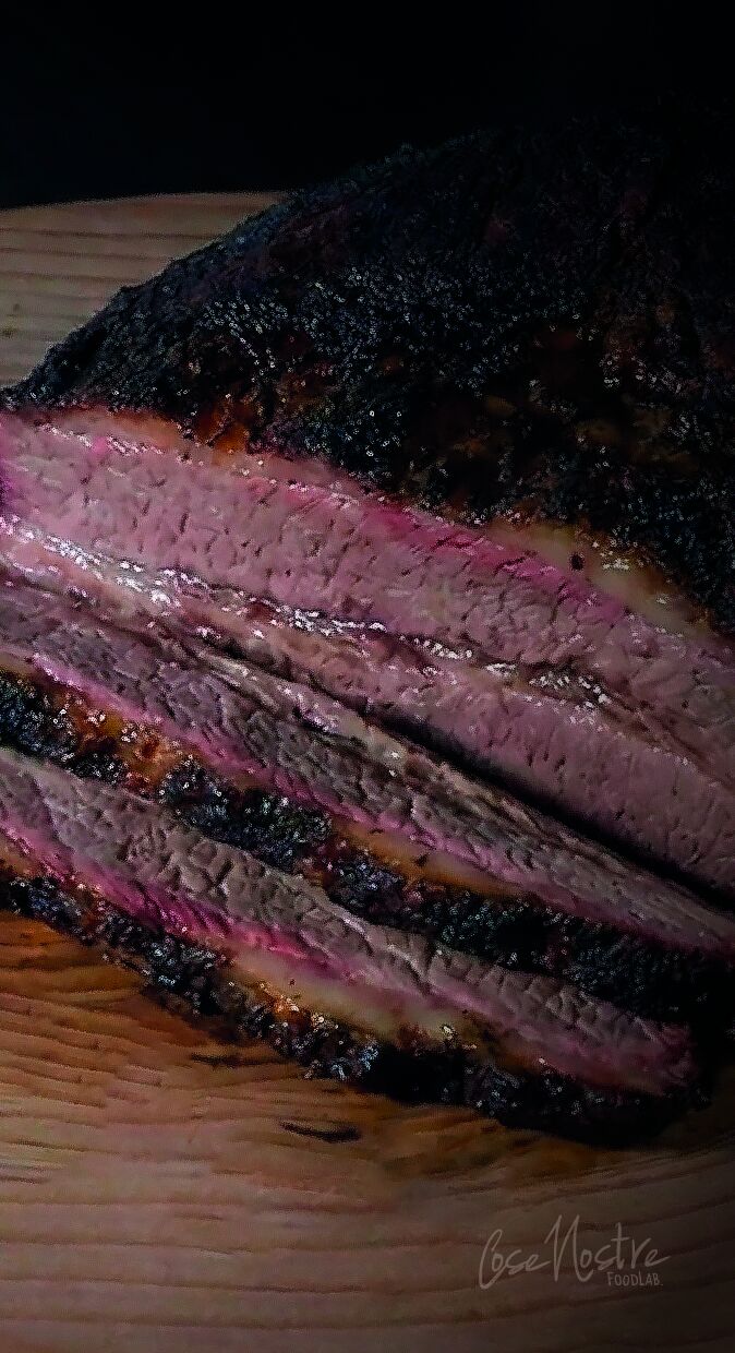 Brisket di manzo affettato, con anello di fumo e crosta scura