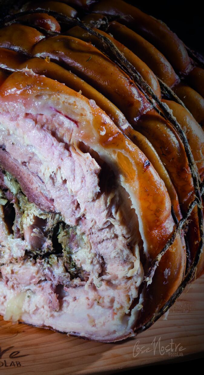 Porchetta di maiale legata e affettata