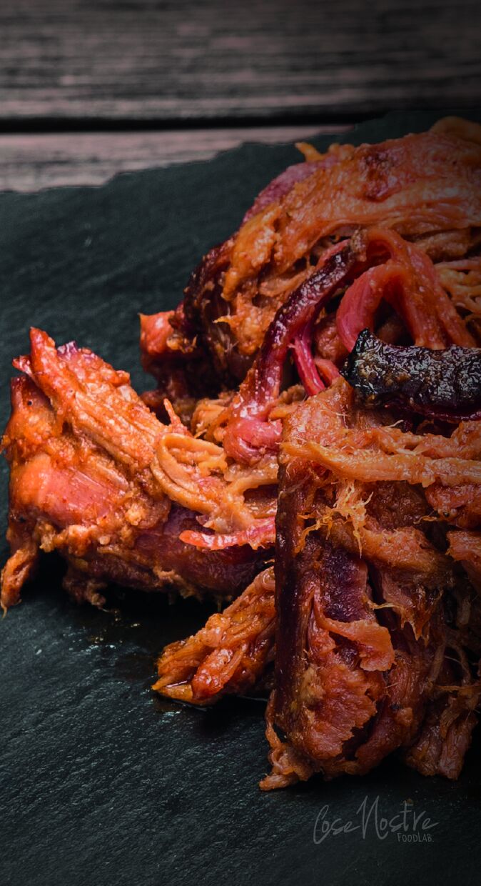 Pulled pork sfilacciato servito su ardesia